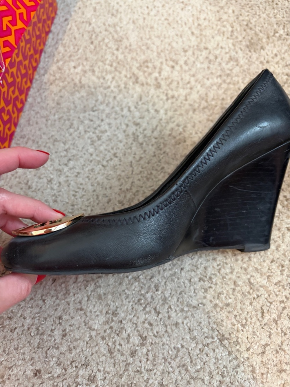 Tory Burch “Sophie” Wedge Heels in Black leather with gold hardware, 8 - Picture 3 of 14